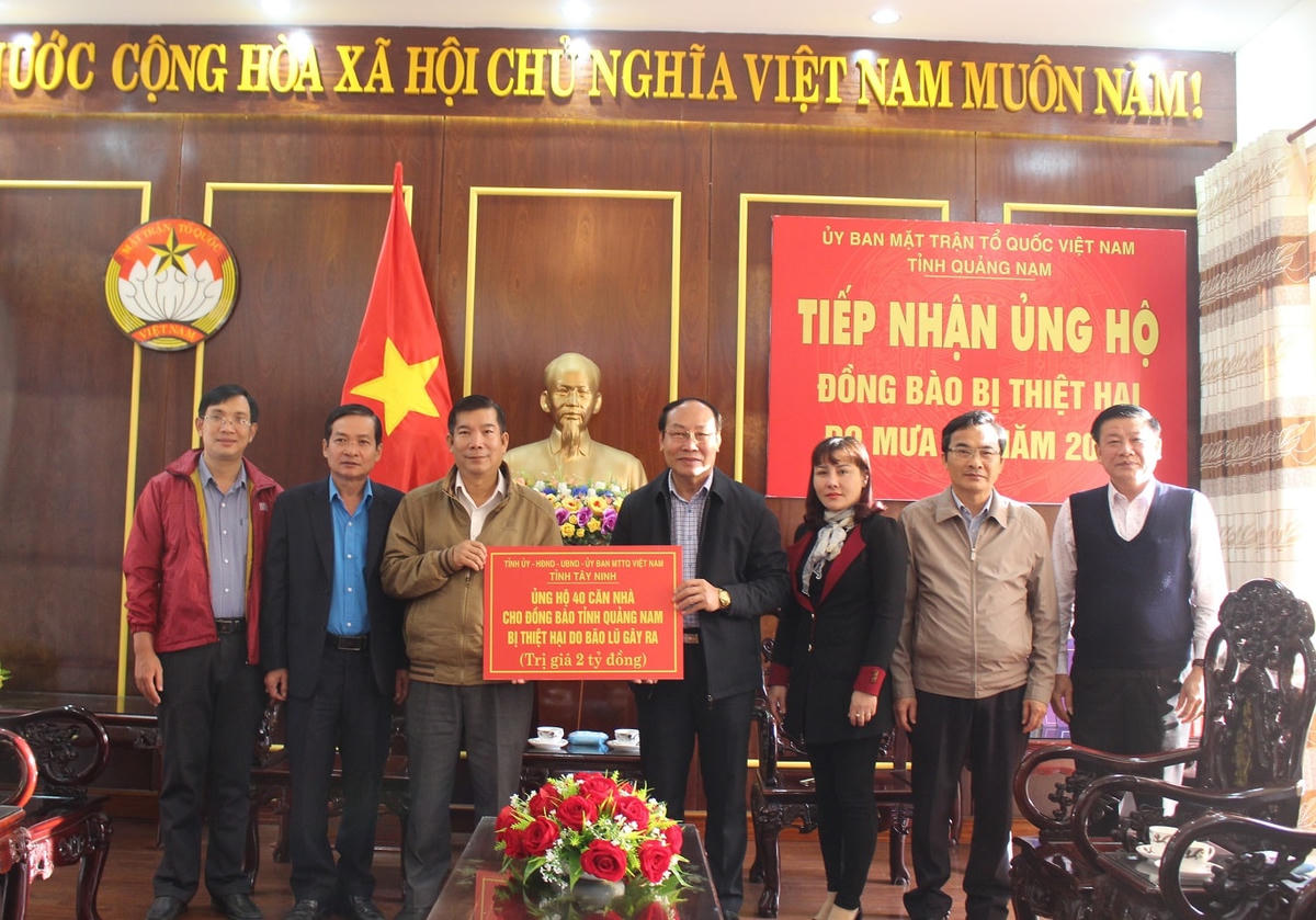 Lãnh đạo tỉnh Tây Ninh trao tặng 40 căn nhà cho đồng bào Quảng Nam bị thiệt do mưa lũ.