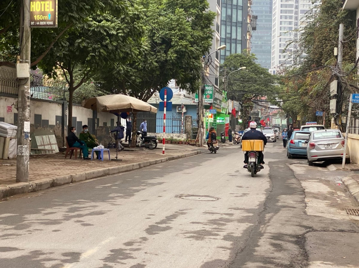 Lực lượng chức năng thực hiện giám sát khu vực nơi sinh sống của ca nhiễm Covid-19. (Ảnh: Lan Anh).