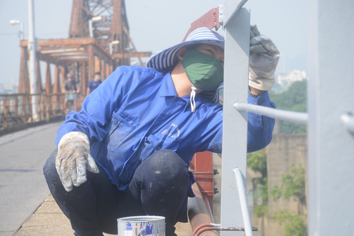 Hiện có 40 công nhân được huy động thi công  sửa chữa.