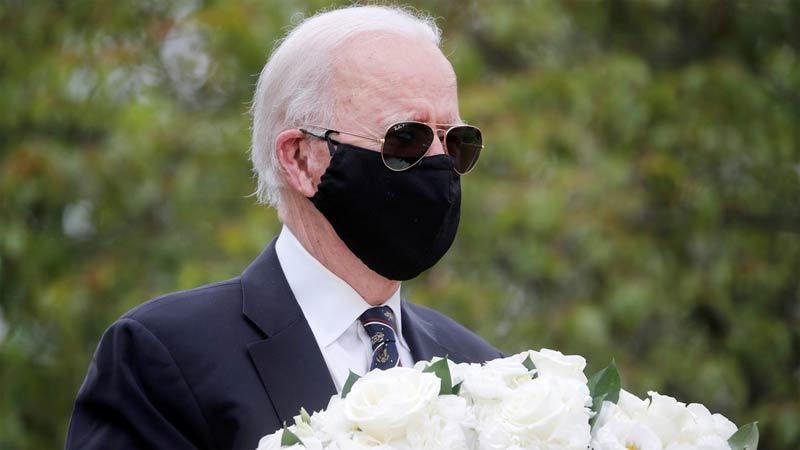 Ông Biden đep khẩu trang trong một chiến dịch tranh cử. Ảnh: AP.