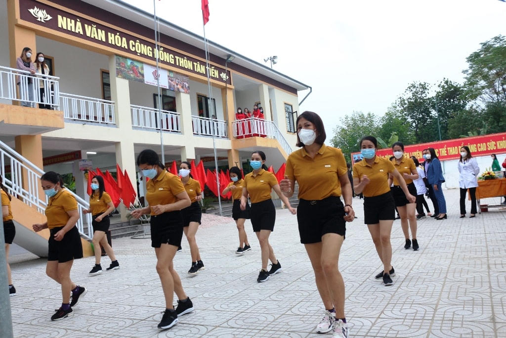 Nhảy dân vũ ở Ngôi nhà thông minh Tân Tiến (xã Tân Lâm Hương, Thạch Hà, Hà Tĩnh).