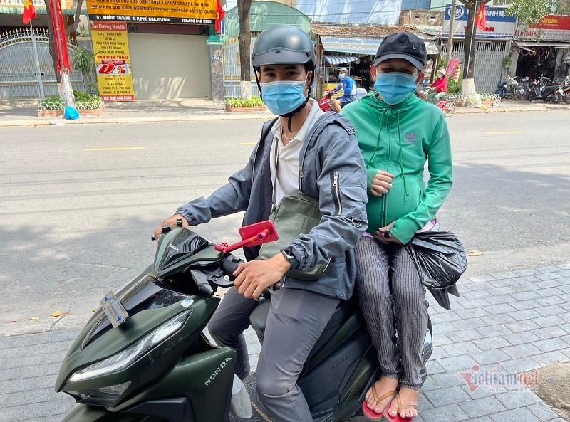 Người phụ nữ mang bầu được anh Trung hỗ trợ đưa đi cấp cứu.