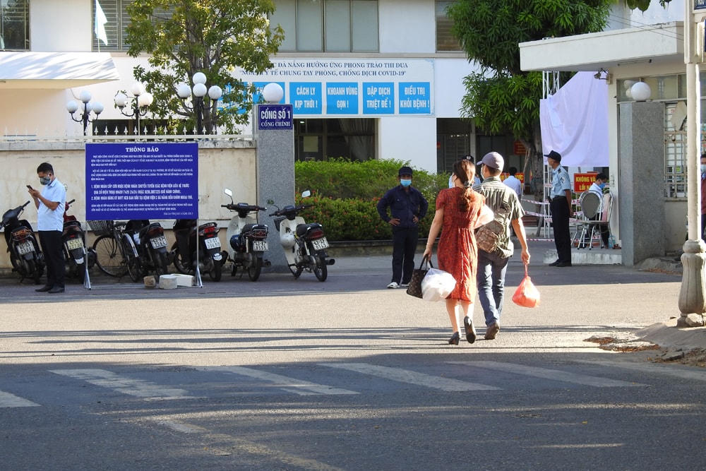 Bệnh viện C Đà Nẵng đón bệnh nhân đến khám, điều trị, sáng 10/8. Ảnh: Thanh Tùng.