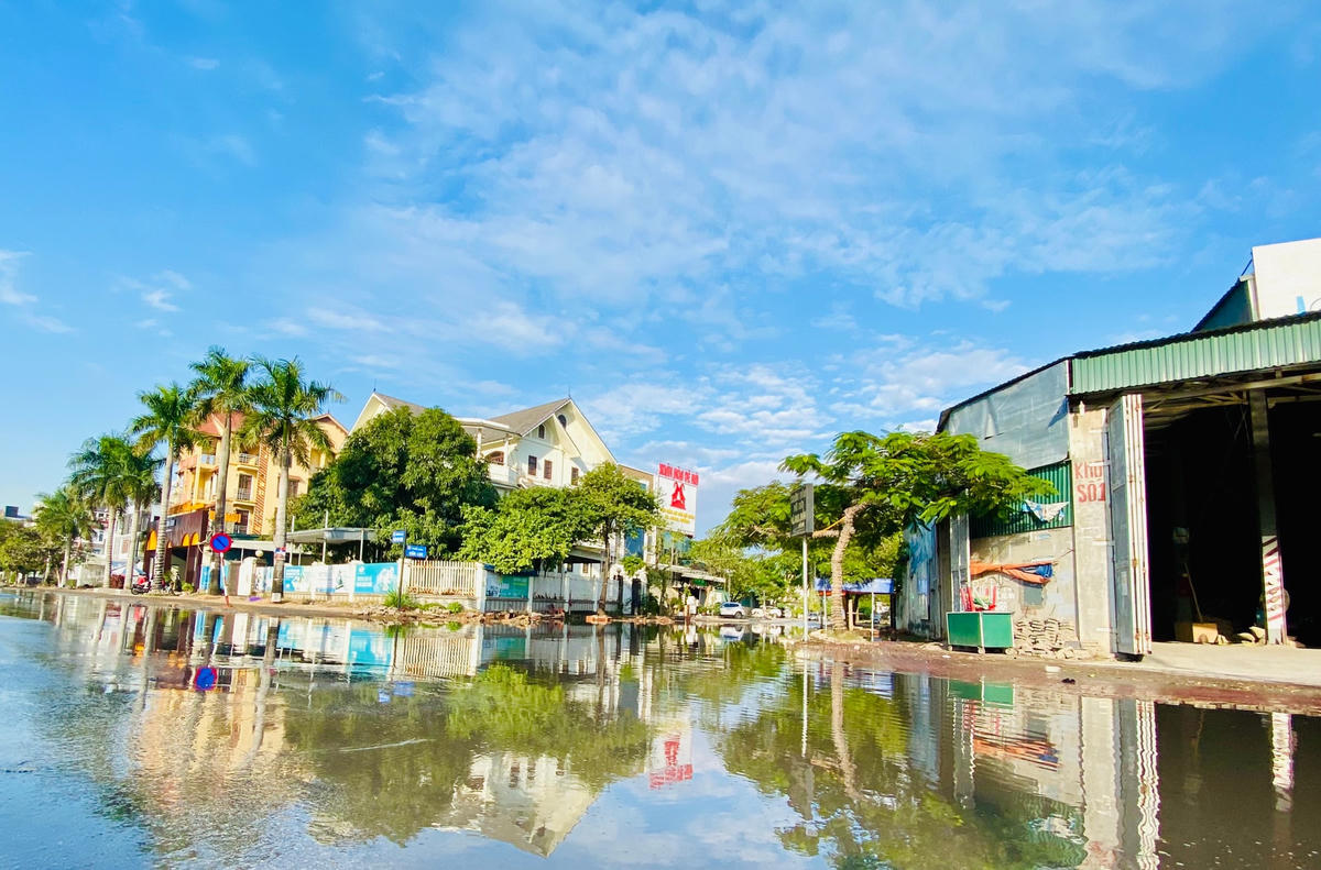 Khu vực ngã 4 phố Cửa Lục mênh mông biển nước.