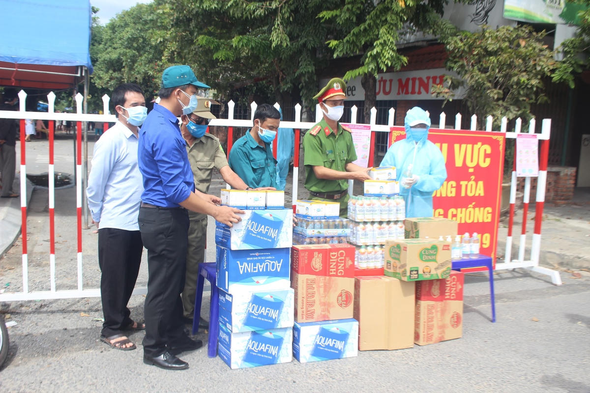 Các đoàn hỗ trợ chốt chặn phòng, chống dịch Covid-19 tại Quảng Nam.