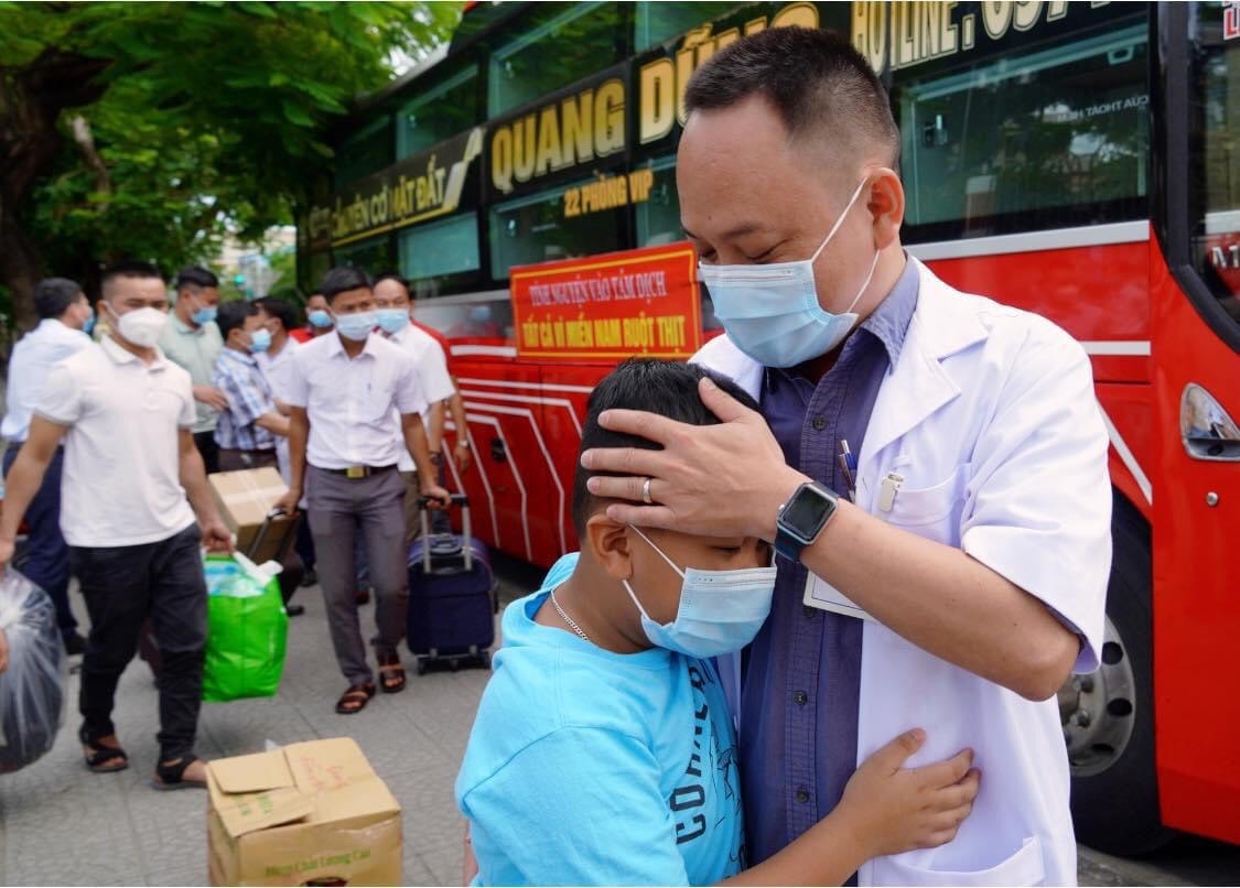 Bác sĩ Nguyễn Nhật Trường, công tác tại Trung tâm Y tế huyện Triệu Phong ôm con trai trước khi lên đường vào tỉnh Bình Dương hỗ trợ phòng, chống dịch Covid-19.