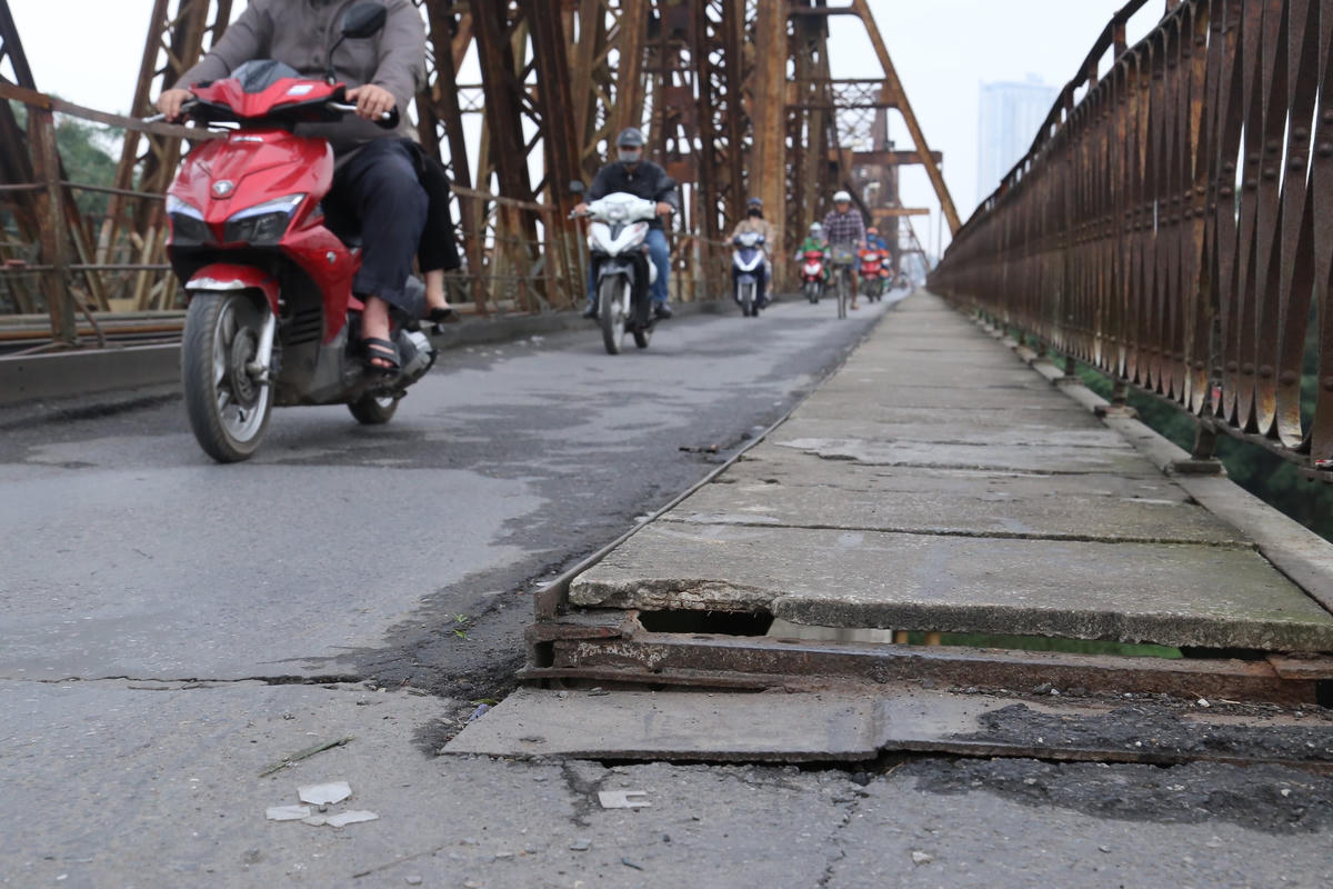Cây cầu rung lên bần bật mỗi khi xe cộ đi qua