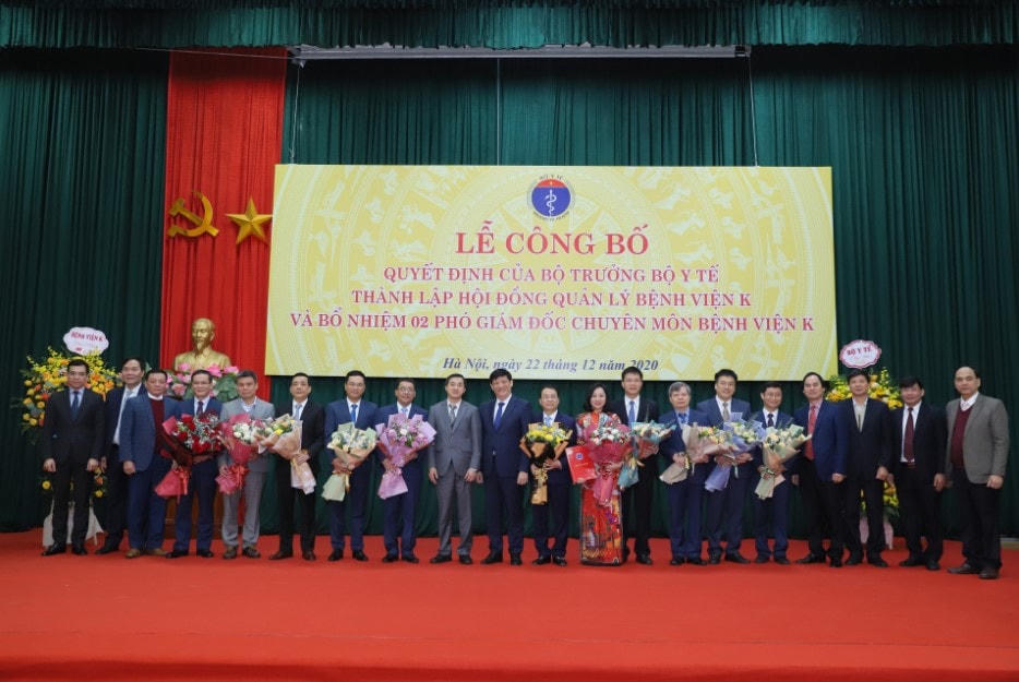             Bộ trưởng Bộ Y tế cùng Thứ trưởng Bộ Y tế Trần Văn Thuấn, lãnh đạo các Vụ, Cục của Bộ Y tế chúc mừng các lãnh đạo Bệnh viện K.