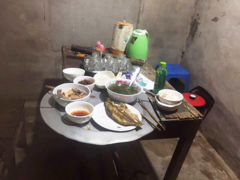 Mâm cơm đang ăn dở thì xảy ra mâu thuẫn.