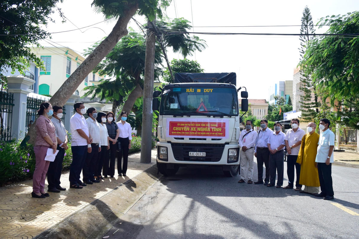 Bí thư tỉnh uỷ Lâm Văn Mẫn, Trưởng Ban Dân vận-Chủ tịch UBMTTQ tỉnh cùng lãnh đạo tiễn đoàn vận chuyển lên TP Hồ Chí Minh.  