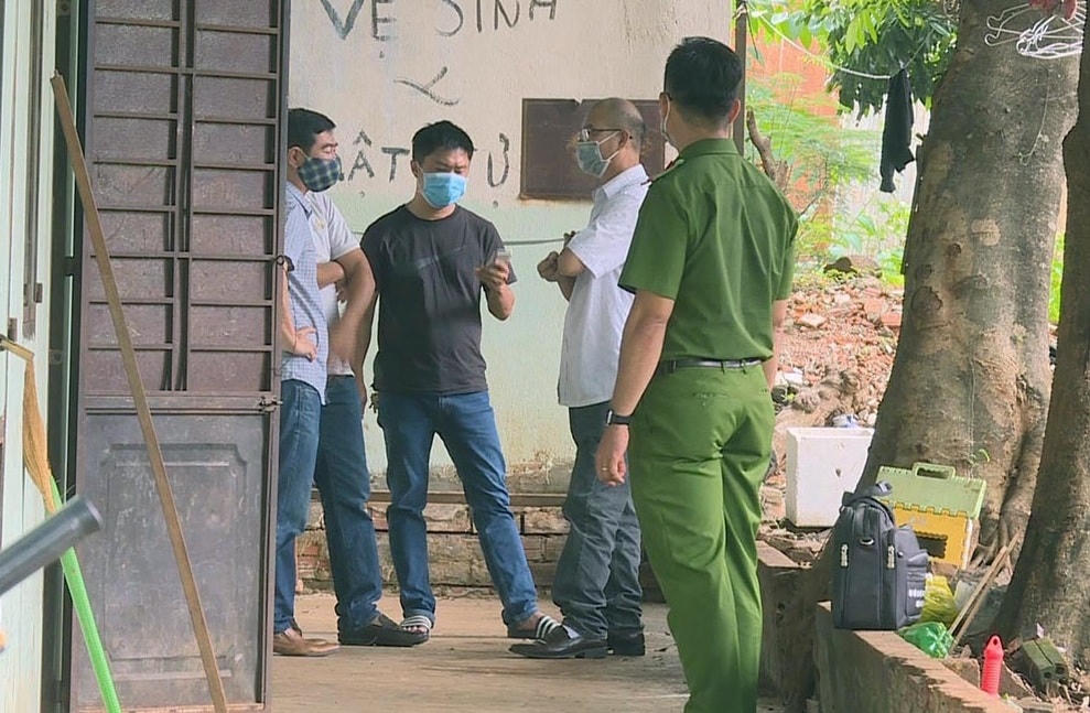 Cơ quan chức năng khám nghiệm hiện trường.