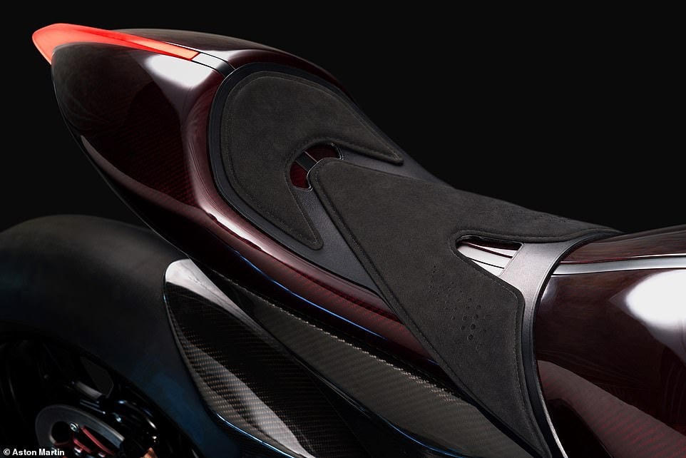 Siêu mô-tô đầu tiên của Aston Martin xuất hiện trên đường thử 