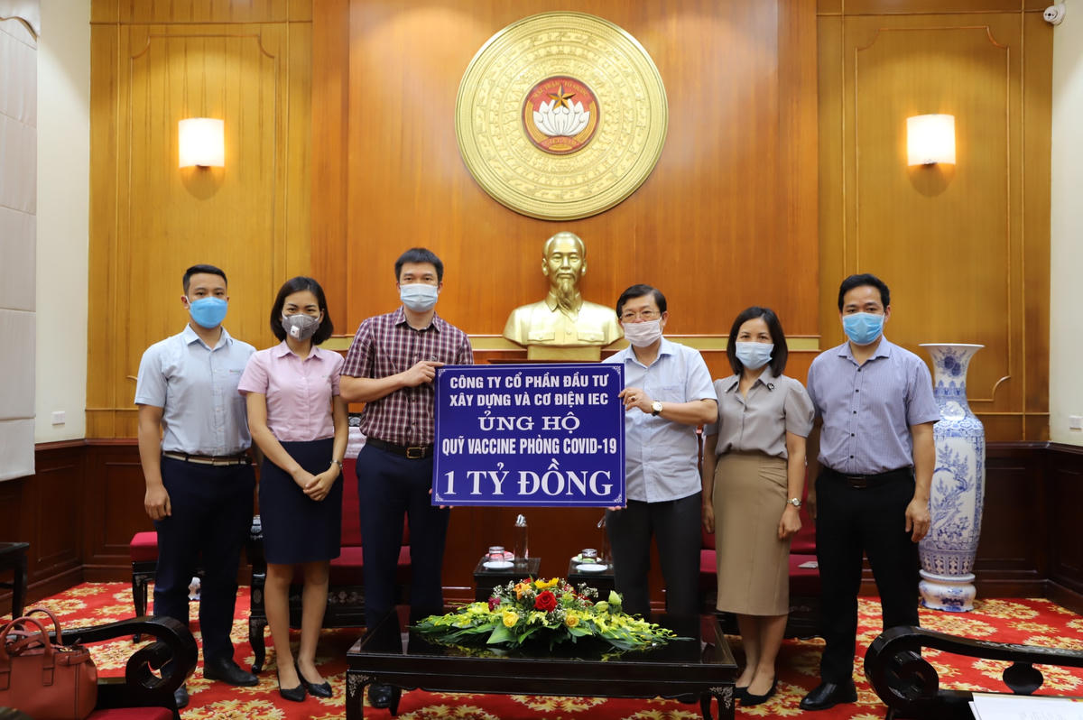 Phó Chủ tịch Nguyễn Hữu Dũng tiếp nhận ủng hộ từ Công ty CP Đầu tư xây dựng và cơ điện IEC.