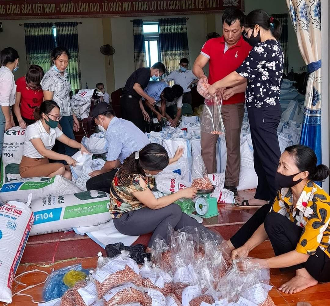 Bà con xã Minh Tân (huyện Vĩnh Lộc) góp gạo, lạc...gửi vào TP mang tên Bác.