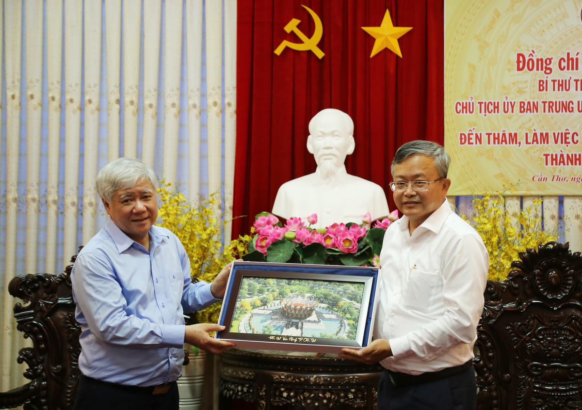 Ban Thường trực Ủy ban MTTQ Việt Nam TP Cần Thơ tặng bức tranh gạo đền thờ Vua Hùng cho Chủ tịch Đỗ Văn Chiến.  