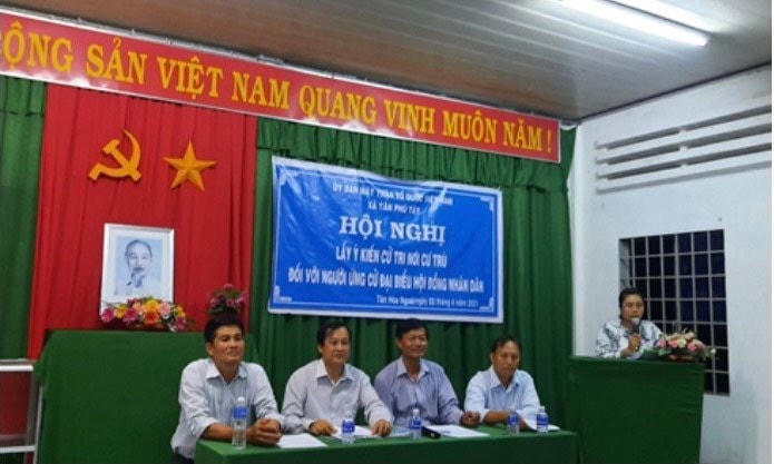 Đại diện lãnh đạo cấp xã, ấp chủ trì hội nghị cử tri.