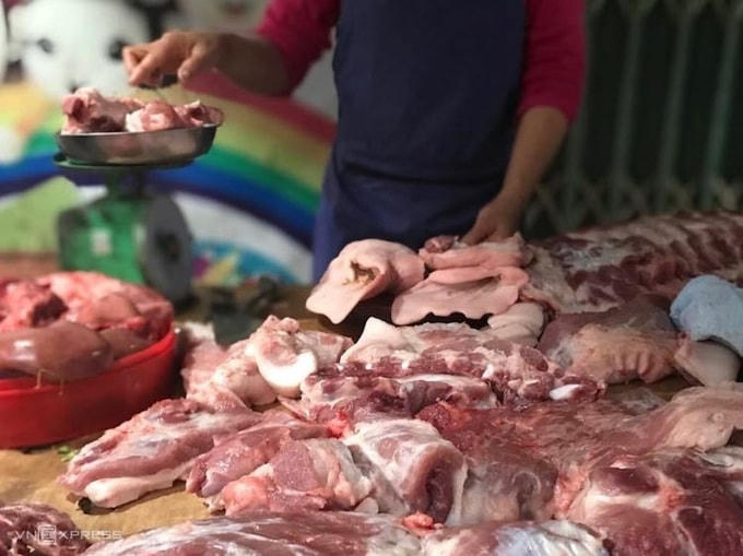 Thịt lợn đến tay người tiêu dùng vẫn đắt đỏ.