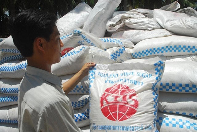 Đường ngoại giá rẻ đang tràn ngập thị trường trong nước.