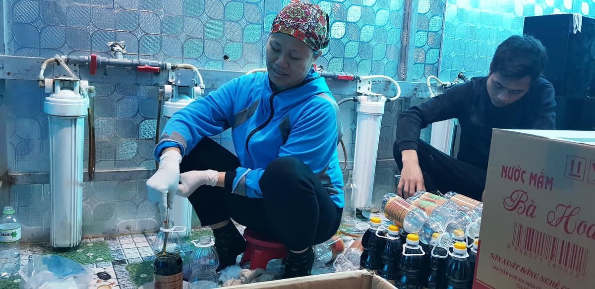 Tết Nguyên đán 2021 đang cận kề, nhu cầu sử dụng nước mắm dịp này tăng đột biến. Một tháng trở lại đây, các đơn hàng từ khắp nơi trong cả nước đến dồn dập, hơn 10 lao động tại cơ sở làm việc hết năng suất. Mặc dù các đơn hàng tăng đột biến nhưng tất cả các khâu chế biến luôn được các cơ sở sản xuất tại Khúc Phụ thực hiện nghiêm ngặt, đảm bảo tiêu chuẩn vệ sinh an toàn thực phẩm.