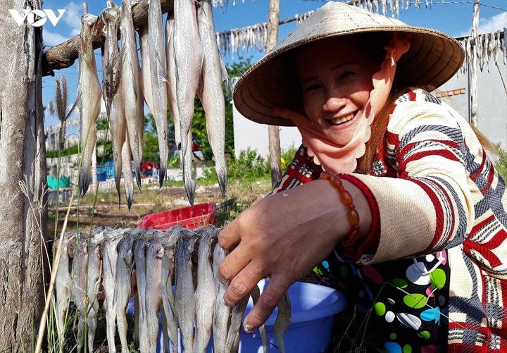 Niềm vui của người dân làng khô khoai Cái Đôi Vàm (Cà Mau).