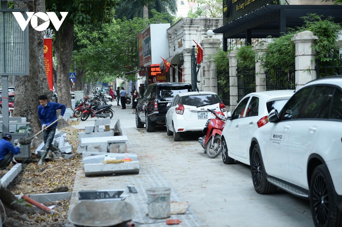 Ghi nhận của phóng viên, tại tuyến phố Hai Bà Trưng, các công nhân đang tiến hành lát loại đá xanh tự nhiên-loại đá được cho rằng có độ bền 70 năm.  