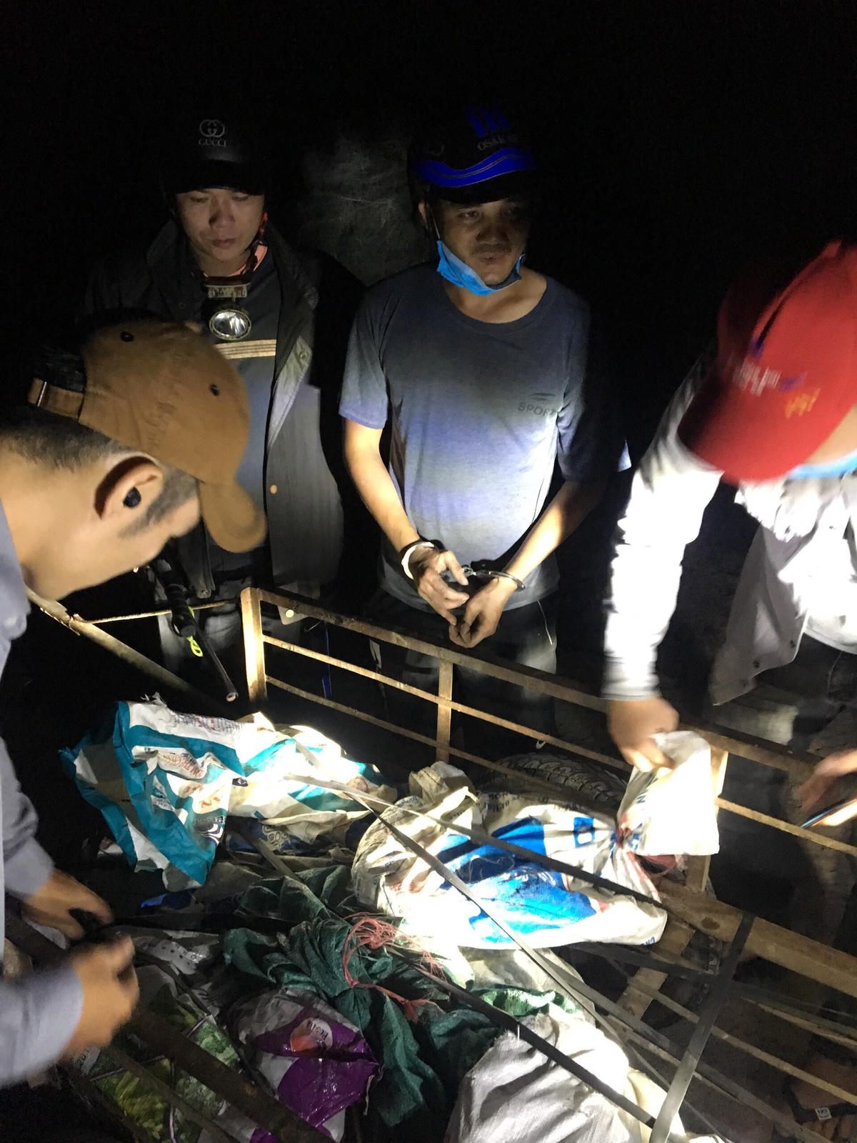 Nửa đêm, 2 thanh niên rủ nhau đi trộm linh kiện tuabin điện gió.