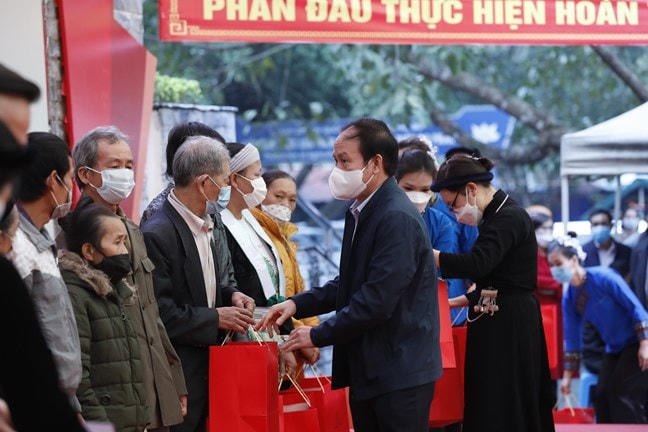 Phó Chủ tịch - Tổng Thư ký UBTƯ MTTQ Việt Nam Lê Tiến Châu trao quà cho hộ gia đình khó khăn tại tỉnh Cao Bằng. Ảnh: Dương Giang/TTXVN.