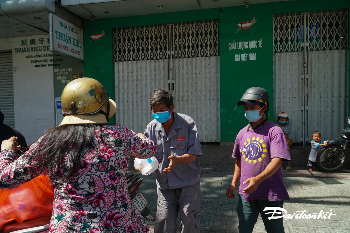 Lần lượt và trật tự đến nhận cơm khiến việc trao tặng cơm diễn ra rất thuận tiện.