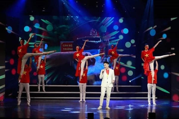 Phần trình diễn của Nhà hát Ca Múa Nhạc Việt Nam.