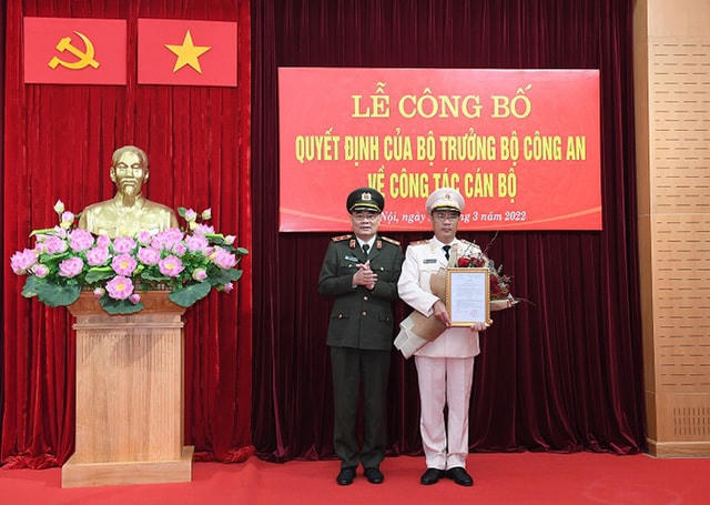 Trung tướng Tô Ân Xô trao quyết định của Bộ trưởng Bộ Công an bổ nhiệm Thiếu tướng Cao Đăng Hưng giữ chức Phó Chánh Văn Phòng Bộ Công an.