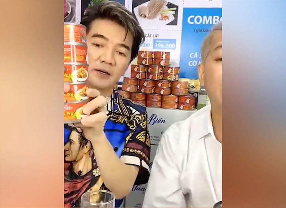 Nhiều nghệ sĩ, người nổi tiếng cũng tham gia livestream bán hàng. Ảnh cắt từ clip.