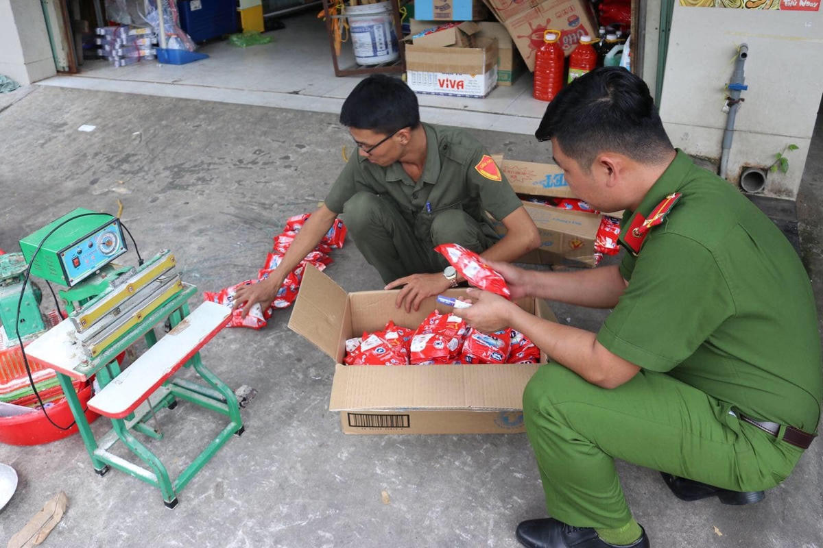 Công an thu giữ hàng hóa được nghi là sản xuất giả - Ảnh TL