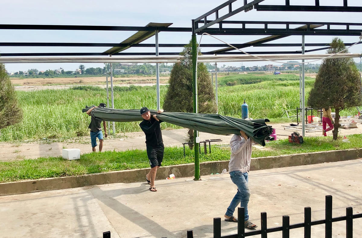 Tiểu thương đang dọn hàng quán để trả lại mặt bằng.