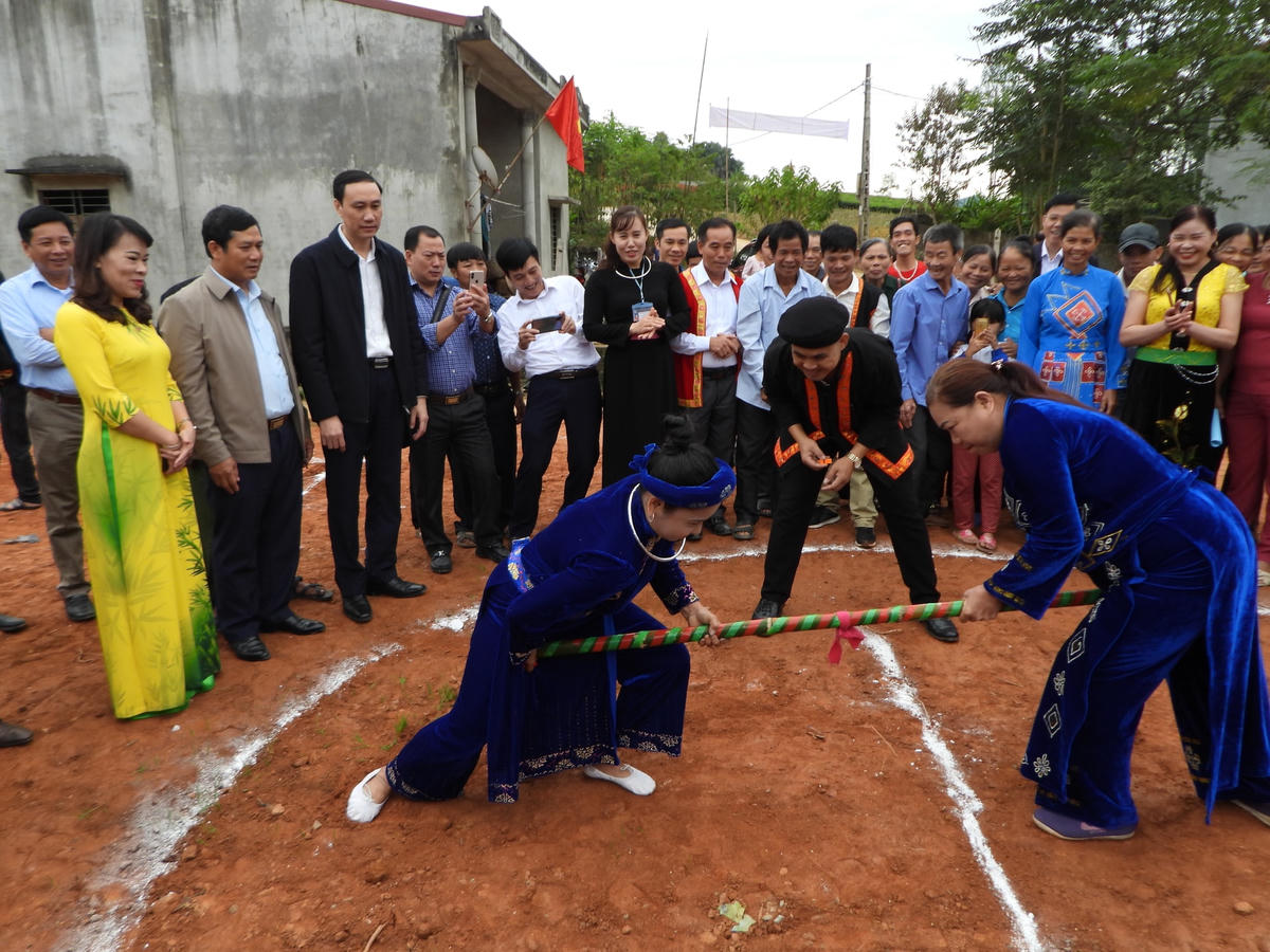 Trò chơi đẩy gậy thu hút nhiều bà con tham gia.