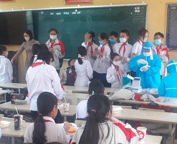 Trong ngày hôm nay, 26/10, học sinh hai lớp của trường THCS Phùng Chí Kiên phải ở lại trường vì xuất hiện yếu tố dịch tễ.