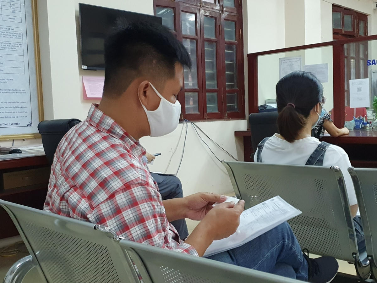 Trước khi đến, họ phải chuẩn bị đầy đủ các giấy tờ liên quan như: văn bản đề nghị UBND phường xác nhận, giấy chứng nhận đăng kí kinh doanh, giấy chứng nhận đầu tư, phương án phòng chống dịch, danh sách phân công lịch trực...