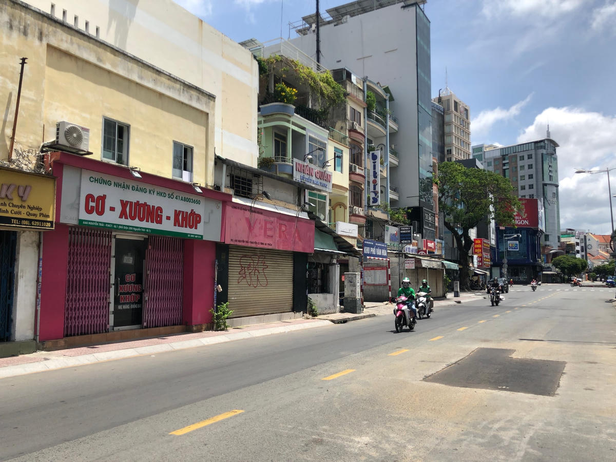 Nhiều cơ sở, cửa hàng còn dè dặt hoạt động trở lại dù được cho phép mở cửa bán hàng mang đi (Ảnh: Hồng Phúc).