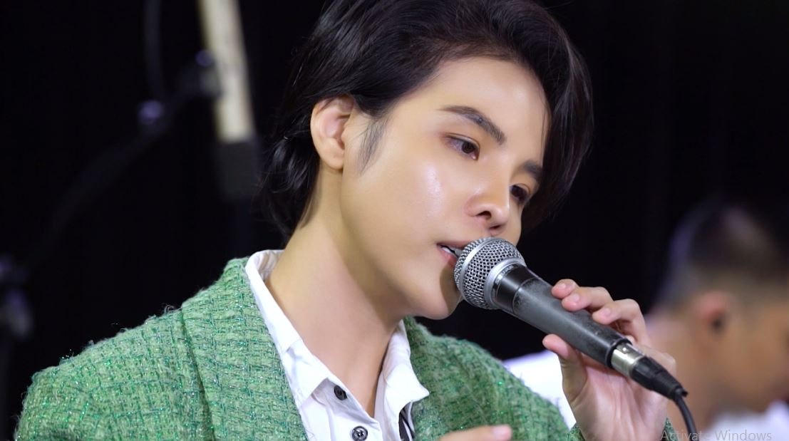 Vũ Cát Tường trình bầy ca khúc "Một triệu năm ánh sáng" đầy da diết, ngọt ngào.