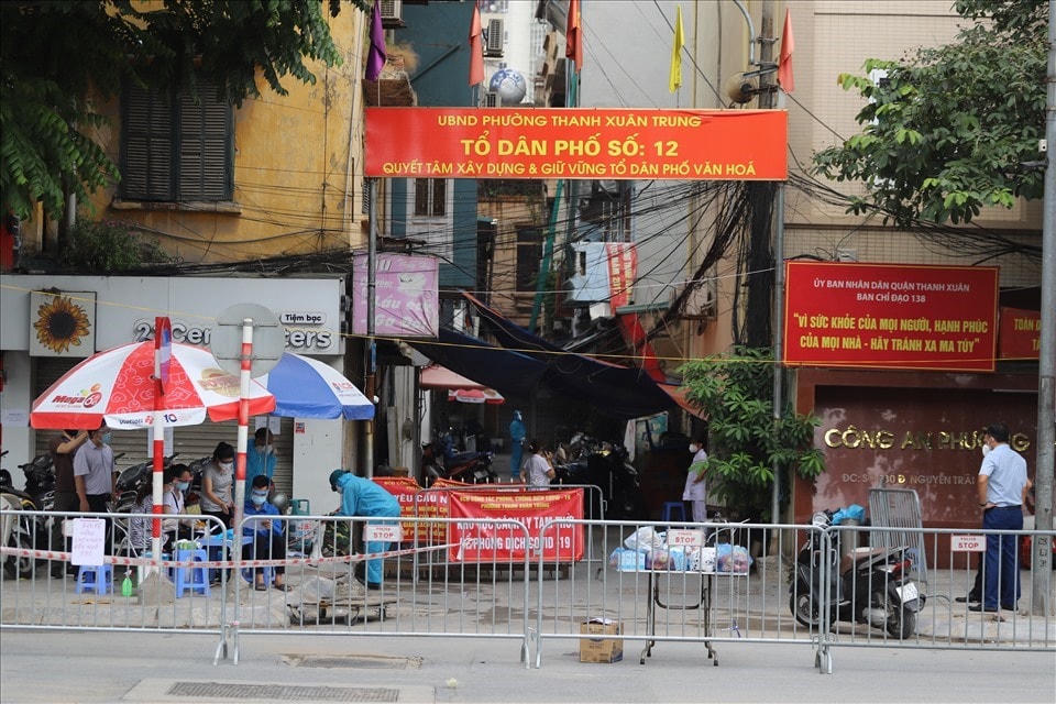 Kiểm soát chặt chẽ dịch Covid-19 tại phường Thanh Xuân Trung (quận Thanh Xuân, Hà Nội). Ảnh: Quang Vinh.