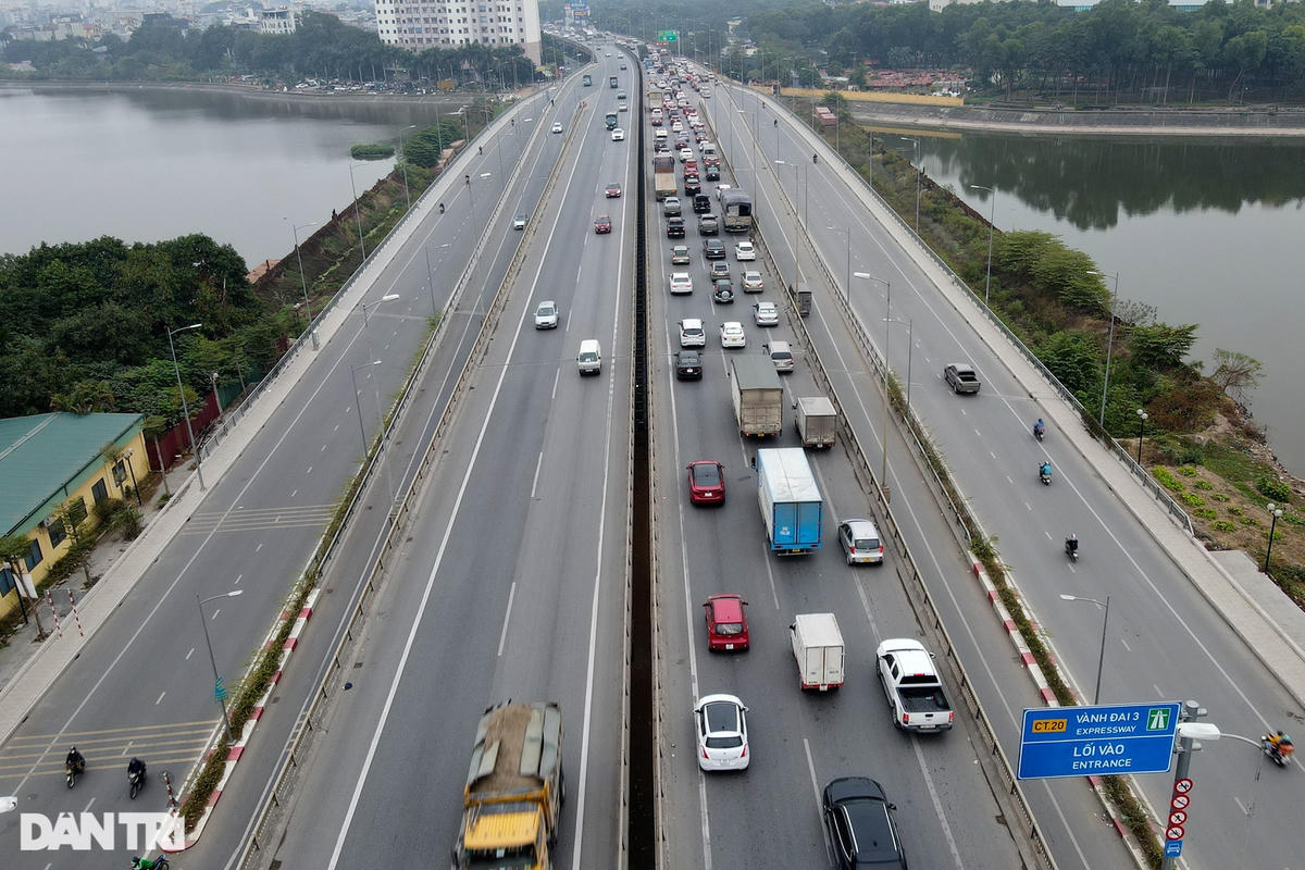 Hàng dài ôtô nối đuôi nhau nhích từng mét trên đường vành đai 3 trên cao.