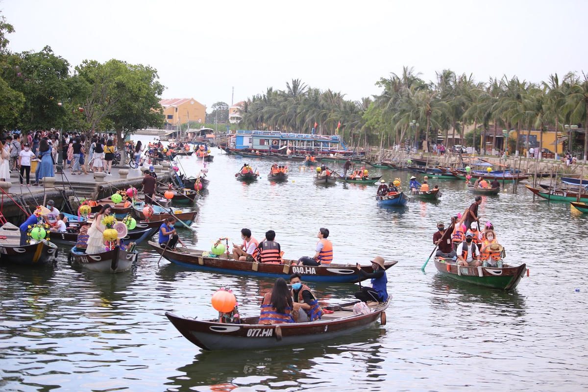 Du khách thuê ghe chèo trên sông Hoài ngắm phố cổ Hội An.