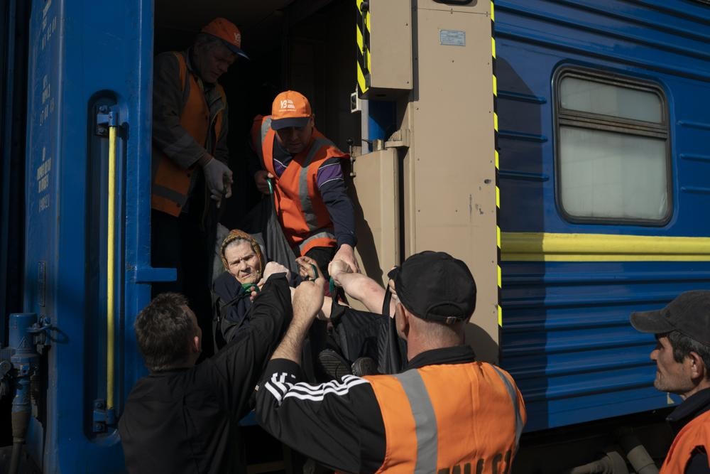 Người dân không ngừng chạy trốn khỏi cuộc xung đột ở Ukraine. Ảnh: AP.