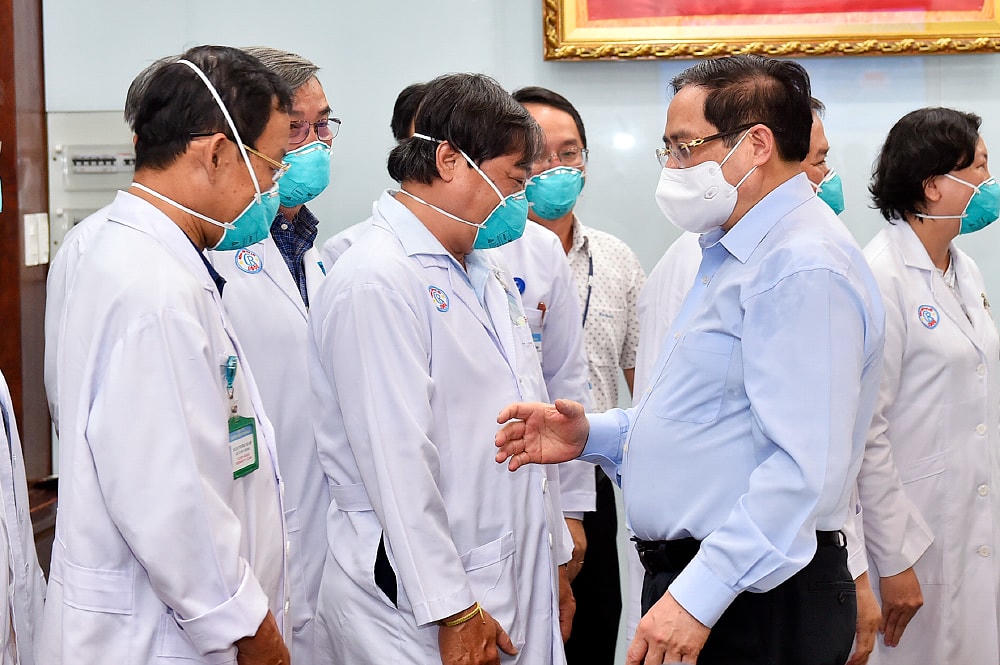 Thủ tướng Phạm Minh Chính động viên đội ngũ thầy thuốc của BV Chợ Rẫy, ngày 13/5/2021. Ảnh: VGP.