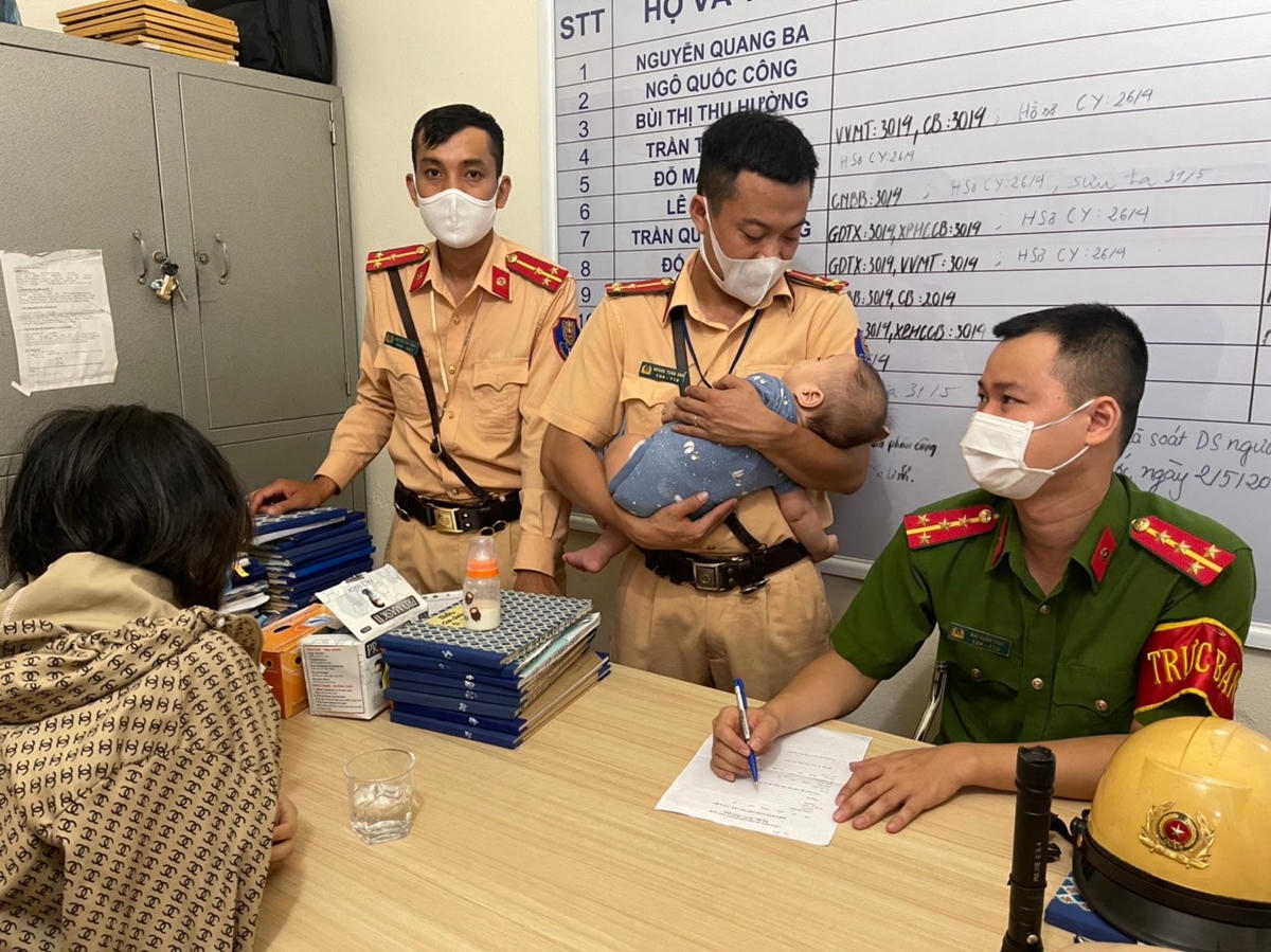 Các cán bộ chiến sĩ CSGT kịp thời giải cứu người mẹ trẻ ôm con nhỏ định nhảy cầu tự tử.