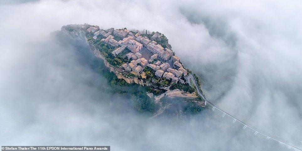 Một bức ảnh tuyệt đẹp của nhiếp ảnh gia nghiệp dư người Áo Stefan Thaler chụp Civita di Bagnoregio bao phủ bởi mây và sương mù. Đây là một ngôi làng trên đỉnh đồi ở miền Trung Italy.