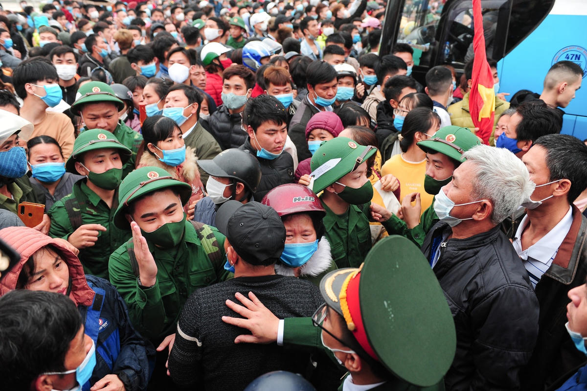 Biển người vẫy chào các chiến sĩ lên đường tòng quân.