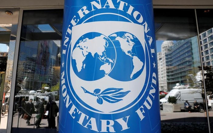 Logo của IMF bên ngoài trụ sở ở Washington, Mỹ. Ảnh: Reuters.