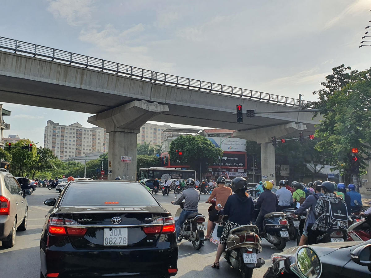 Ngã tư Nguyễn Phong Sắc - Xuân Thủy.