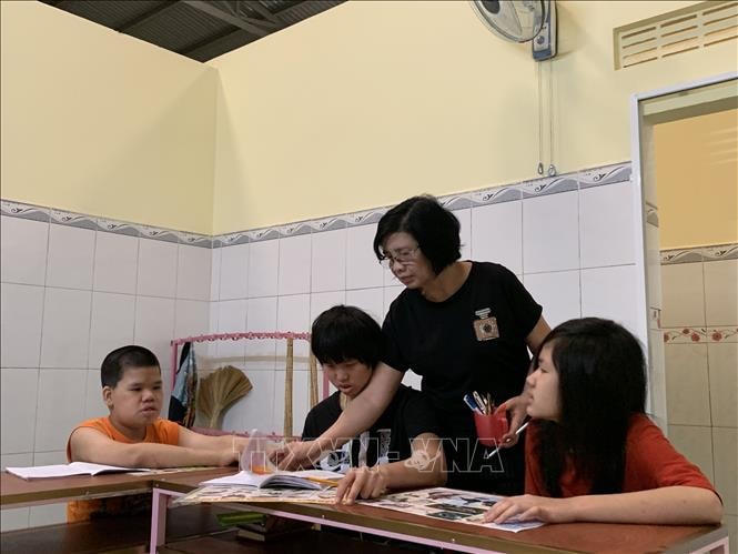 Bà Hồng dạy chữ cho những đứa trẻ đặc biệt.