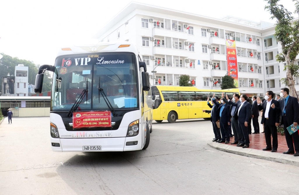 Các lãnh đạo tỉnh Quảng Ninh, Tập đoàn TKV tiễn các công nhân về quê ăn Tết. Ảnh: QMG.